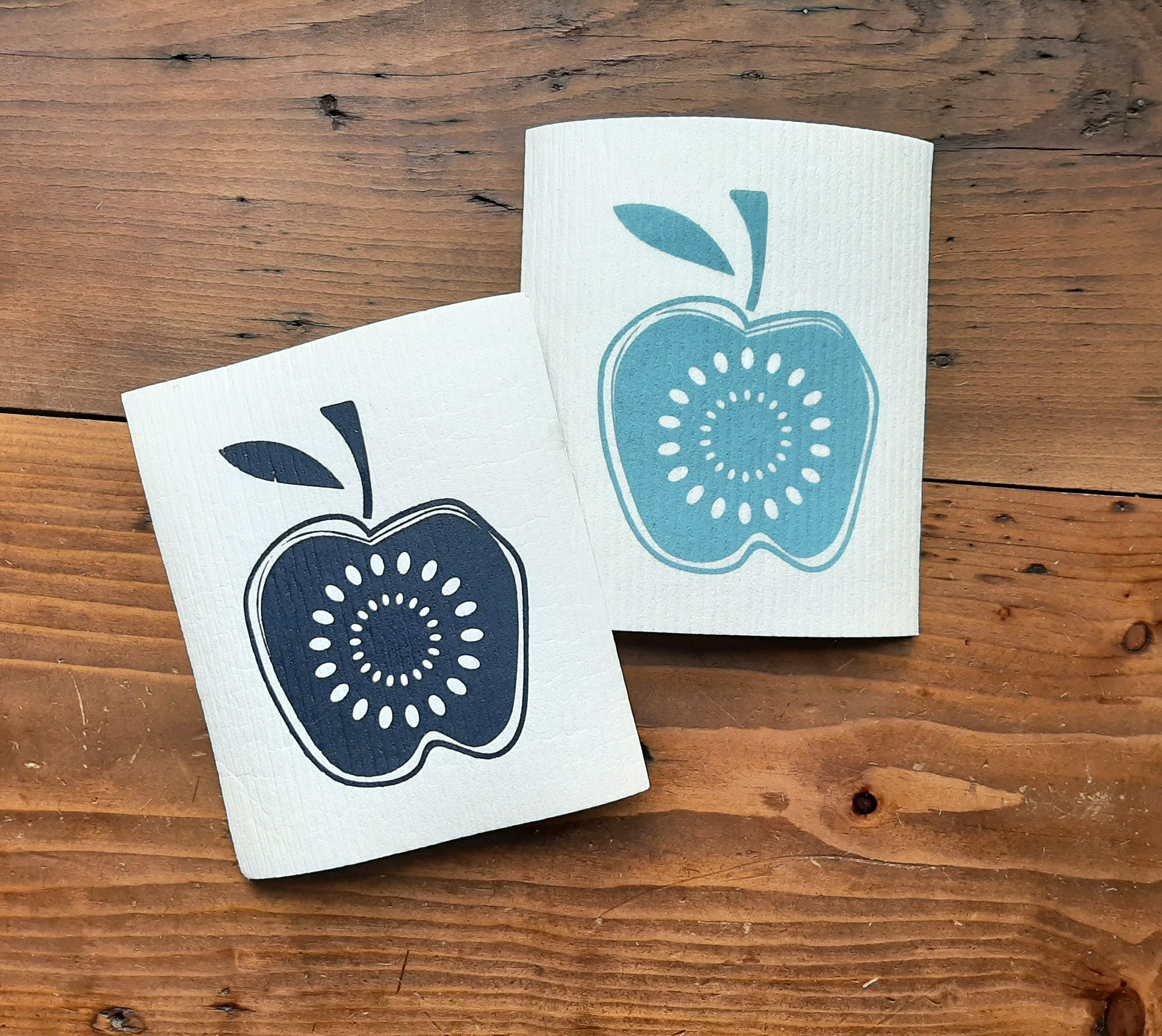 2er Set nachhaltige Schwammtücher mit Apfel-Motiv, blau / weiß, Siebdruck manuell, 70iger Jahre, waschbares Schwammtuch vegan, Retro