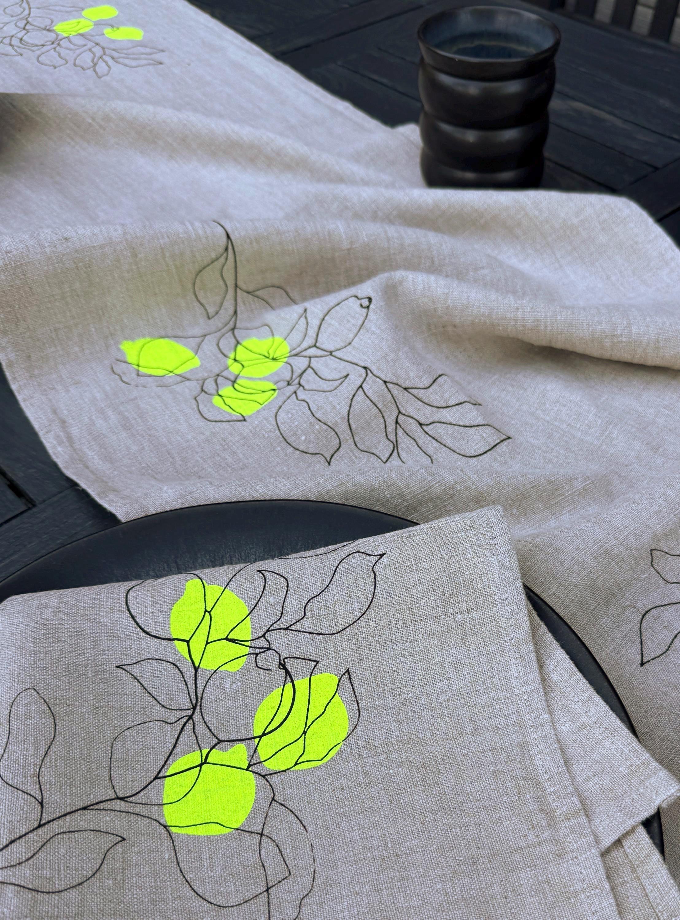 Handbedruckter Leinen-Tischläufer Natur | Zitronen-Motiv in Schwarz & Neongelb | Sommerdeko | Siebdruck | Mediterraner Stil