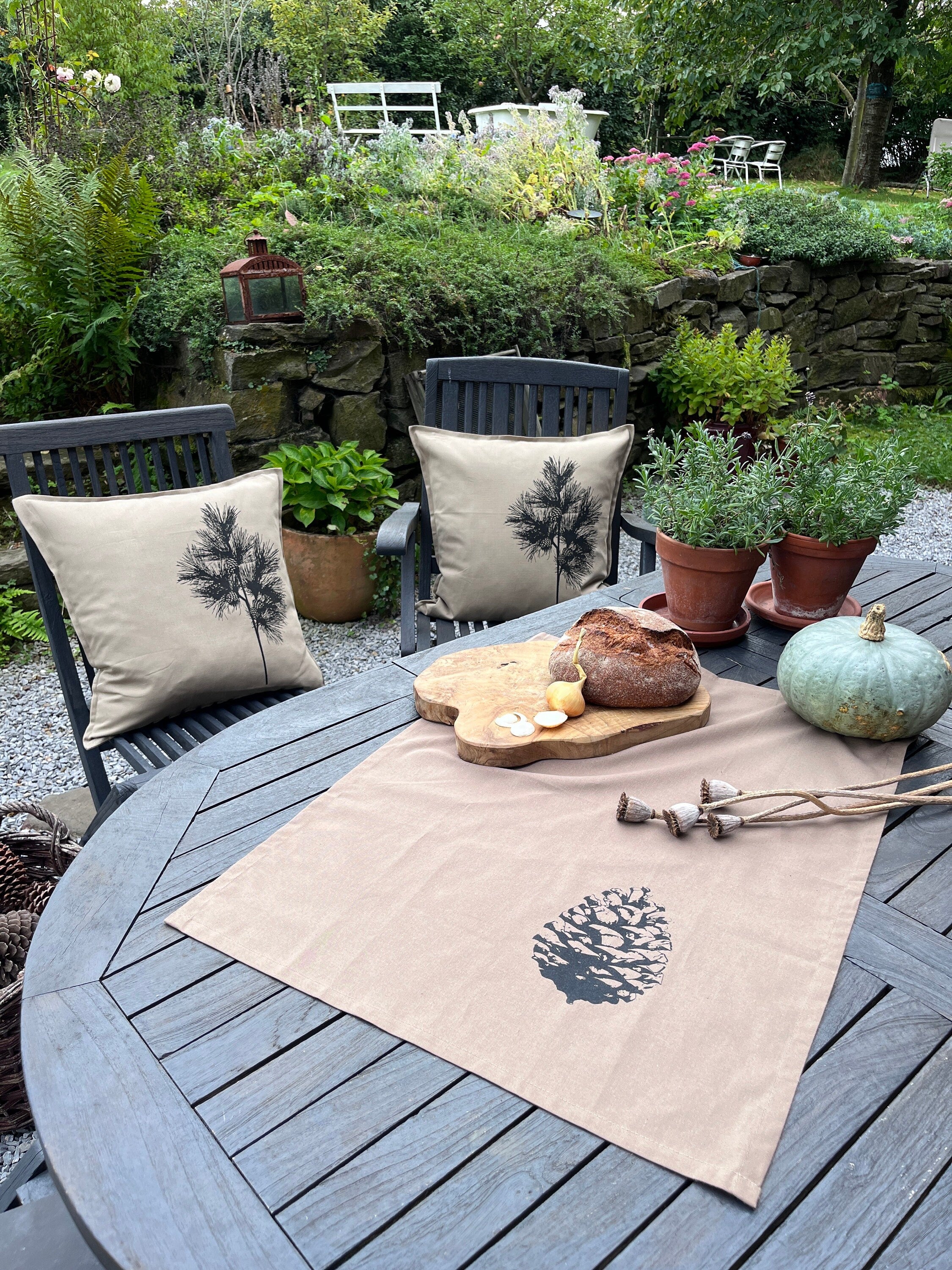 Bedrucktes Geschirrtuch "Pinien-Zapfen", schwarz / beige, Küchen-Deko, Küchentuch Baumwolle, Siebdruck, Herbst Dekoration Küche