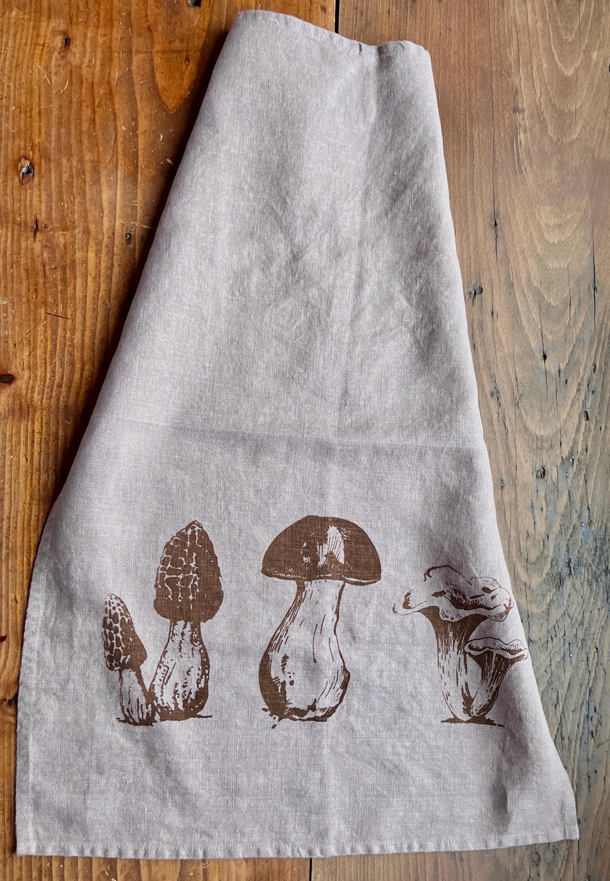Leinen-Geschirrtuch „Pilze“ Farbe Brombeere, Siebdruck, nachhaltiges, vorgewaschenes Leinen von Hand bedruckt, Küchenhandtuch Herbst-Motiv